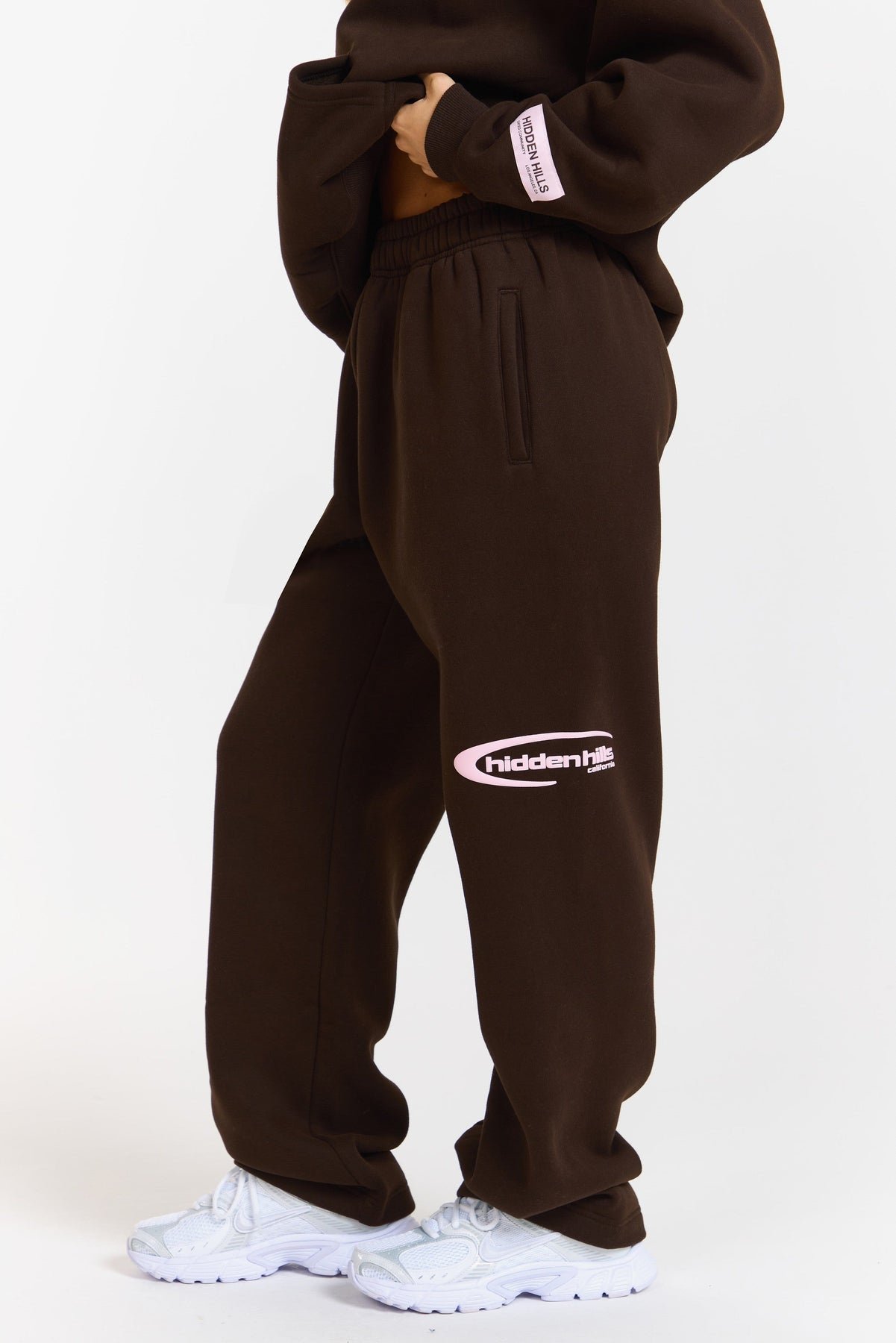 Look19-_110_9cc80de9-0d2d-4aa3-9f6a-d1ec9b5b17d6_1800x1800 Hidden Hills Sporty Straight-Leg Sweatpants Dark Brown/Light Pink